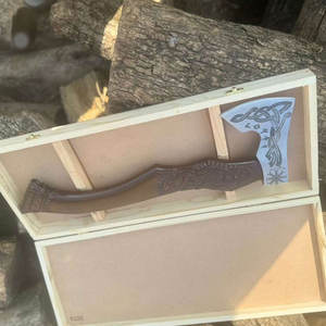 Hache décorative de style viking nordique de qualité industrielle, tête en acier au carbone gravée, manche en bois sculpté avec motif symbole nordique, objet de collection à expédier - Product Image 6