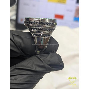 Bague en argent 925 avec diamant de laboratoire rond et accent pierre verte, style Iced Out, bijou de déclaration pour les acheteurs en gros - Product Image 2