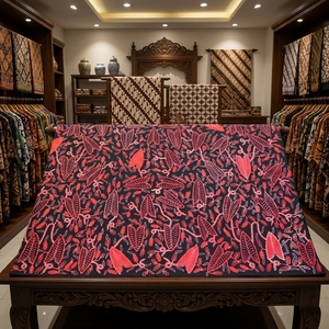 Tissu en coton batik Tulis indonésien artisanal, dessiné à la main, motif traditionnel Lumbon Abang, rouge et noir, Sogan, textile de qualité supérieure - Product Image 5