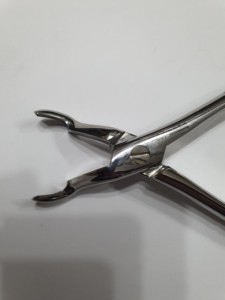 Pinzas de Extracción de Raíces Dentales Superiores de Acero Inoxidable de Alta Calidad con Agarre Ergonómico, Certificación CE, Fuente de Alimentación Manual - Product Image 5