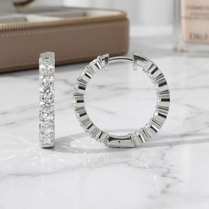 Boucles d'oreilles créoles en or 9 carats avec diamants ronds brillants de laboratoire de 2,60 CTW, serties en barrette, pour bijoux fins de luxe certifiés - Product Image 4