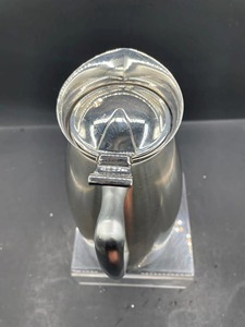 Carafe à boisson en acier inoxydable avec couvercle, pichet à eau moderne en métal avec poignée élégante pour usage hôtelier - Product Image 2
