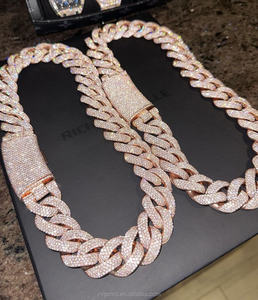 Collar con Colgante de Cruz Urbana Estilo Hip Hop con Incrustaciones de Diamantes de Imitación Brillantes, Joyería de Aleación Moderna, Pieza Destacada para Hombres y Mujeres - Product Image 5