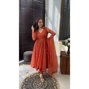 Ensemble haut-bas et dupatta de soirée, fait main, de créateur, en organza brodé, coupe A-line, taille empire - Product Image 6