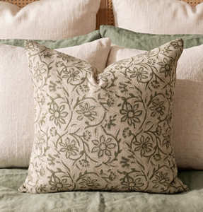 Housse de coussin décorative imprimée à la main 18 × 18 pouces, motif floral botanique beige, pour décoration de ferme - Product Image 1