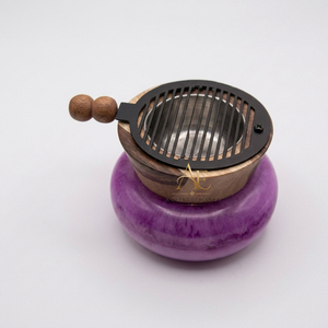 Brûle-encens charmant avec une base violette vibrante, des accents en bois et une grille élégante en métal noir sur le dessus pour parfumer la maison - Product Image 1