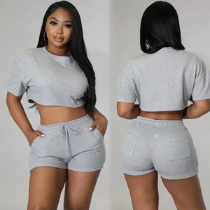 Conjunto de camiseta y pantalones cortos de color sólido para mujer, cuello redondo, manga corta, transpirable, de algodón y spandex, ropa informal de verano con logo. - Product Image 4