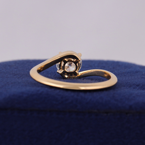 Bague de fiançailles en or jaune 18 carats avec diamant de laboratoire rond de 1,5 carat, sertie en clos - Product Image 4