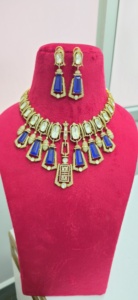 Collier de luxe de qualité supérieure avec de magnifiques boucles d'oreilles, design élégant et raffiné, convient aux tenues ethniques et occidentales, léger. - Product Image 2