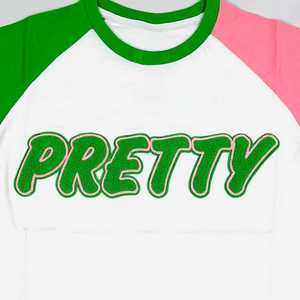 Camiseta Premium AKA Opp Sleeve para Mujer, con Letras Griegas Bordadas, Manga en Contraste, Cuello Redondo, Top Casual de Alta Calidad - Product Image 6