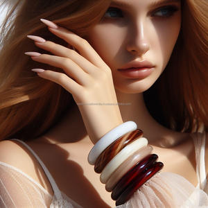 Bracelet en résine artisanal Superbes bijoux culturels pour femmes Artisanat sophistiqué Composition légère - Product Image 4