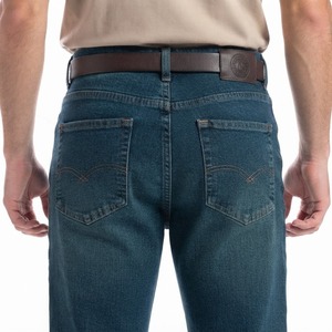 Jean en denim pour homme, taille haute, coupe droite, coupe classique, en coton mi-lourd, couleur unie, avec logo patché sur le devant, idéal pour l'automne - Product Image 2