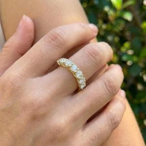 Anillo de Diamantes Redondos de Siete Piedras en Oro Amarillo, Anillo de Compromiso con Garras Compartidas, Elegante Anillo de Aniversario, Joyería Nupcial Minimalista, Regalo - Product Image 3