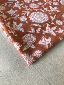 Tissu en coton imprimé à la main – Motif floral abstrait |   Marron rouillé et blanc |   Textile indien fait main - Product Image 4