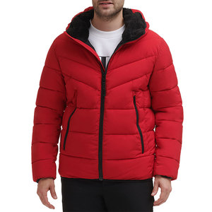 Veste matelassée pour homme de couleur rouge unie élégante 2025 avec fermeture éclair, logo personnalisé, tissu en polyester avec capuche en fourrure de mouton - Product Image 3