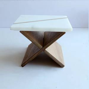 Support à gâteau géométrique en bois avec plateau en marbre blanc, présentoir carré en marbre - Product Image 1
