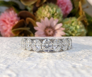 Bague de mariage de luxe demi-éternité Lurba Jewels avec diamant ovale de 3,50 carats cultivé en laboratoire, or blanc-jaune 14 carats pour femme, certifié IGI - Product Image 1