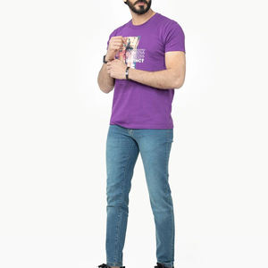 T-shirt pour homme à manches courtes et col rond, violet, avec motif imprimé photo sur le devant, coupe décontractée, jersey en coton tricoté - Product Image 1