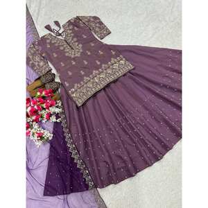 Conjunto de Lehenga de Fiesta para Mujer de Diseñador con Bordado y Lentejuelas, Top y Parte Inferior con Estilos Variados - Product Image 2