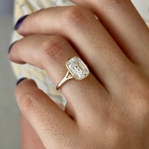 Bague solitaire en or 18K 14K avec diamant de laboratoire taille coussin allongée, sertie en clos à double sangle, style Art Déco, pour fiançailles et mariage, 2.5ct - Product Image 4