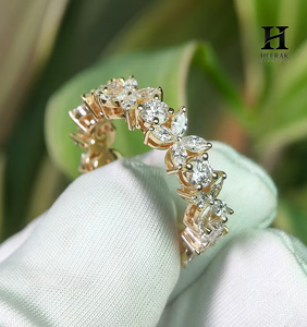 Anillo de Eternidad de Diamantes Florales de Mariposa en Oro Blanco de 14K Personalizado con Diamantes Cultivados en Laboratorio de Corte Marquesa y Redondo para Mujer - Product Image 5