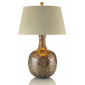 Lampe de table dorée martelée au design épuré avec abat-jour en tissu noir, éclairage d'appoint moderne et élégant pour chevet, base en métal - Product Image 6