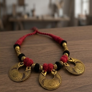 DIVYORO Collier en cordon de tissu rouge et noir traditionnel avec pendentifs métalliques, longueur réglable pour femme, idéal pour les fiançailles - Product Image 2
