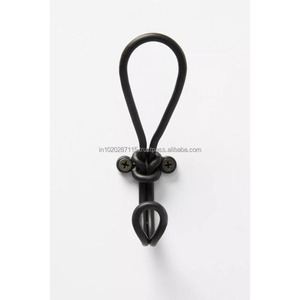 Crochets muraux en métal ornés de volutes pour clés, chapeaux, manteaux et serviettes avec détails décoratifs pour décor de ferme ou de chalet - Product Image 1