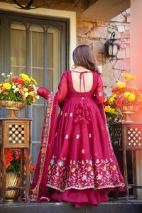 Robe Anarkali rouge florale tissée et brodée avec dupatta, ensemble traditionnel pour femme orné de sequins et de Zari, idéal pour mariage, fête ou Diwali - Product Image 3