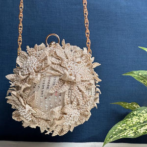 Bolso de mano de lujo con diseño floral 3D y perlas, estilo de alta costura para mujer, ideal para bodas y fiestas. - Product Image 1