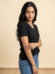 T-shirt basique noir à col en V pour femme, manches courtes, coupe ajustée, décontracté, doux, confortable, mode quotidienne, essentiel, élégant - Product Image 1