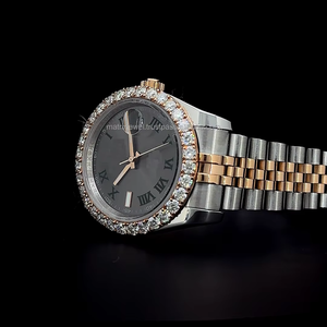 Elegante reloj de acero inoxidable con bisel de diamantes, hecho a mano, con incrustaciones de moissanita, completamente cubierto de moissanita, movimiento de cuarzo. - Product Image 6