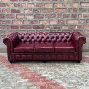 Sofá de 3 Plazas de Cuero Borgoña de Lujo con Botones Decorativos, Brazos Enrollados, Sofá Clásico para Sala de Estar - Product Image 3
