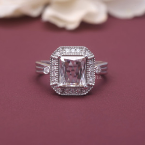 Bague de fiançailles en diamant de laboratoire certifié IGI, taille émeraude, avec halo, en argent sterling 925 massif, style Art Déco vintage. - Product Image 1