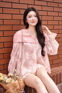 เสื้อผู้หญิงสีชมพูสไตล์วินเทจลำลองลายดอกไม้ผ้าชีฟองแขนบอลลูนคอวีลูกไม้โปร่งลายแจ็คการ์ดโรแมนติกสำหรับผู้หญิง ARABELL - Product Image 3