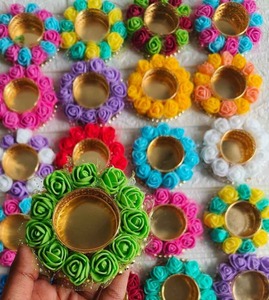 Portavelas Decorativo de Metal con Rosas Artificiales para Festivales Indios, Hecho a Mano, Ecológico, para Navidad y Diwali, Venta al Por Mayor - Product Image 4