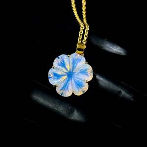 จี้รูปดอกไม้อпалไลท์ธรรมชาติ สร้อยคอพลอยแกะสลักด้วยมือ สำหรับผู้หญิง ของขวัญวันเกิด เครื่องประดับแฟชั่น ขายส่ง - Product Image 1