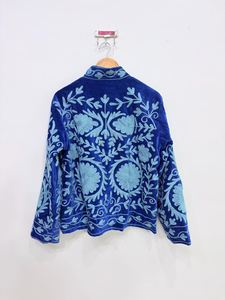 เสื้อแจ็คเก็ตผู้หญิงสีน้ำเงินรอยัล ปักลายดอกไม้สีฟ้าอ่อน งานปักด้ายสไตล์ชาติพันธุ์ โบโฮ ทรงสั้น เป็นมิตรกับสิ่งแวดล้อม แห้งเร็ว 100% - Product Image 6