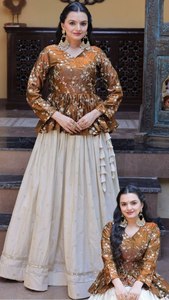 Blusa de diseñador para boda con lentejuelas y bordados, y lehenga con lentejuelas, bordados Zari y adornos de espejo. - Product Image 4