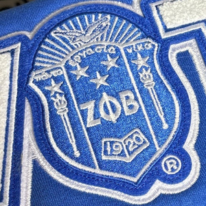 Sudadera de chenilla Zeta Phi Beta Sorority con letras griegas azules para mujer, talla estándar, cómoda, cuello redondo, para hermanas de la hermandad. - Product Image 5