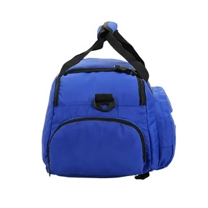 Sac de sport rouge 600D avec poignées noires et poches zippées pour usage sportif - Product Image 3