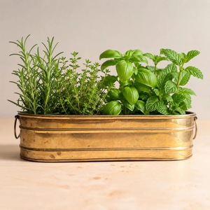 Maceta Moderna de Latón Martillado Ecológica de ILAHI, Personalizada con Diseño Floral, para Decoración de Interiores del Hogar - Product Image 1