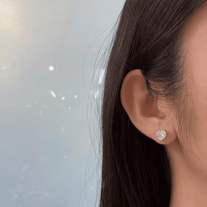 Pendientes de Diamantes en Forma de Corazón Cultivados en Laboratorio con Certificación IGI, Oro Blanco Sólido de 14K y 18K, 1ct 2ct, Pendientes de Diamantes Solitarios en Forma de Corazón - Product Image 4
