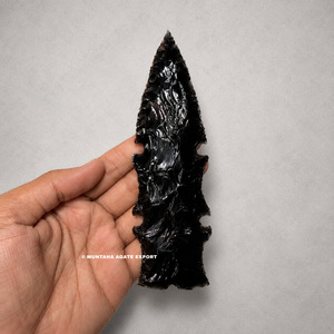 Sculpture en obsidienne noire en forme de pointe de flèche, sculptée à la main, art de forme libre, objet de collection, artisanat en pierre semi-précieuse - Product Image 4