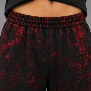 Shorts pour hommes en tissu tricoté respirant, style streetwear, à taille élastique, imprimé tie-dye rouge et noir « Born Broke Die Rich » - Product Image 5