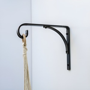 Crochet mural en métal noir avec bras courbé simple, style industriel, robuste, pour suspendre des cordes ou des décorations - Product Image 1