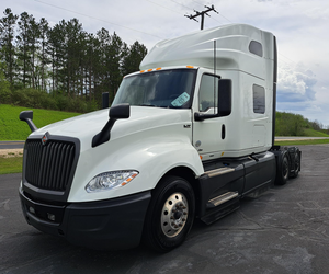 Camion semi-cabine abordable d'occasion 2020 2023 2021 INTERNATIONAL LT625 Camion cabine conventionnelle - Product Image 1