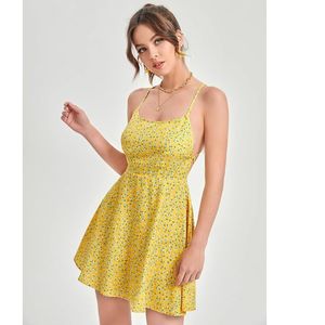 Robe mini jaune à imprimé floral, bretelles spaghetti, coupe trapèze, décontractée, d'été, tissée, ajustée, ourlet évasé, sans manches, respirante - Product Image 1