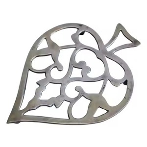 Sous-plat rond en métal filigrané orné de motifs en laiton, découpé à motifs raffinés, pour la protection des surfaces chaudes, décoration de luxe pour cuisine et table à manger - Product Image 2