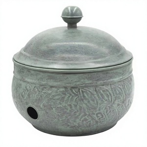 Pot de rangement pour tuyau d'arrosage en acier martelé réglable avec couvercle, élégant et résistant aux intempéries pour le rangement extérieur des tuyaux par Axiom Home Accents - Product Image 1